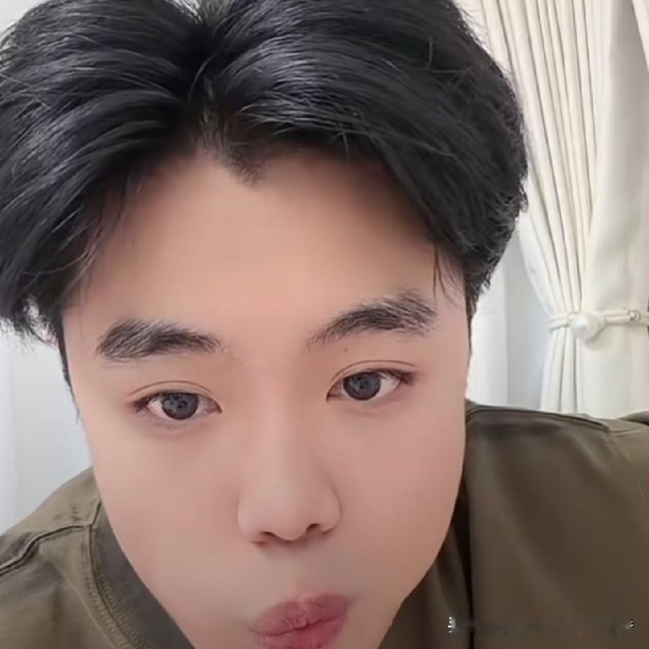 刘能的小儿子在王梓嘉在直播的时候，对于网友提出的在王亮结婚时，该不该让王亮的亲妈