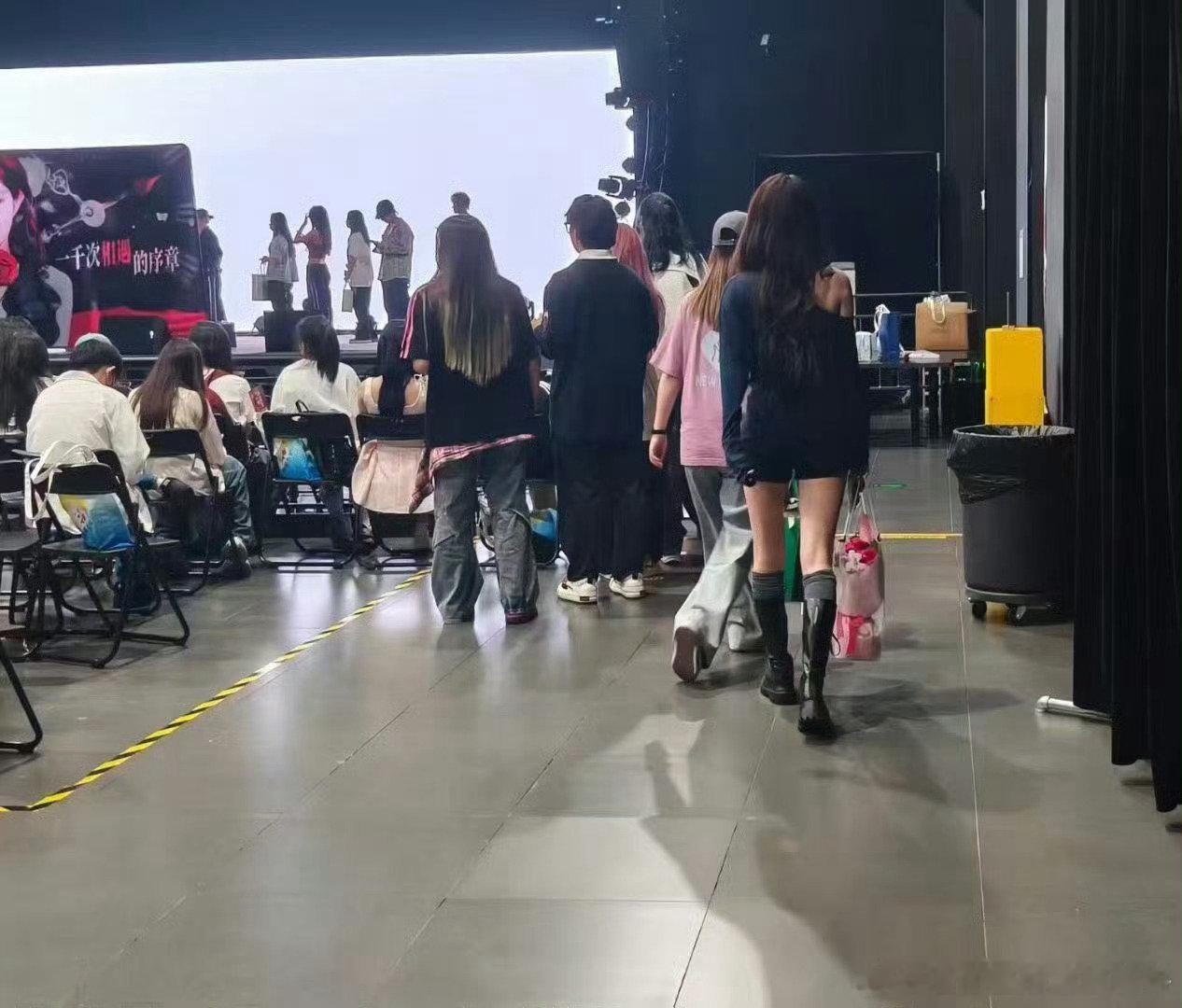 王奕见面会上，周诗雨带着花出现在现场 诗情画奕稳稳的幸福☺️ ​​​