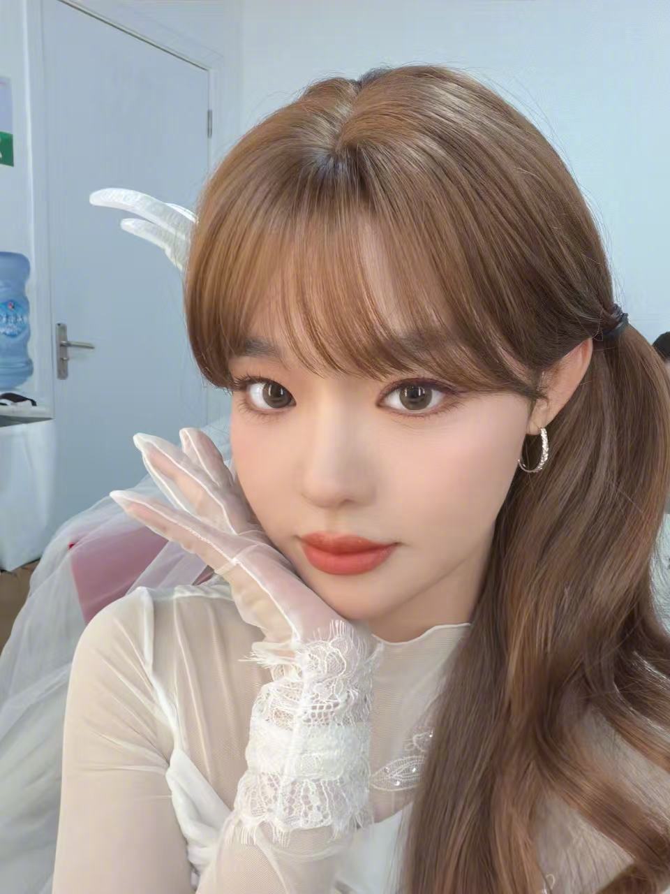 谁给黄霄雲做的妆造 咱就是说！到底谁给黄霄雲做的妆造？？？浅棕马尾+蕾丝手套+羽