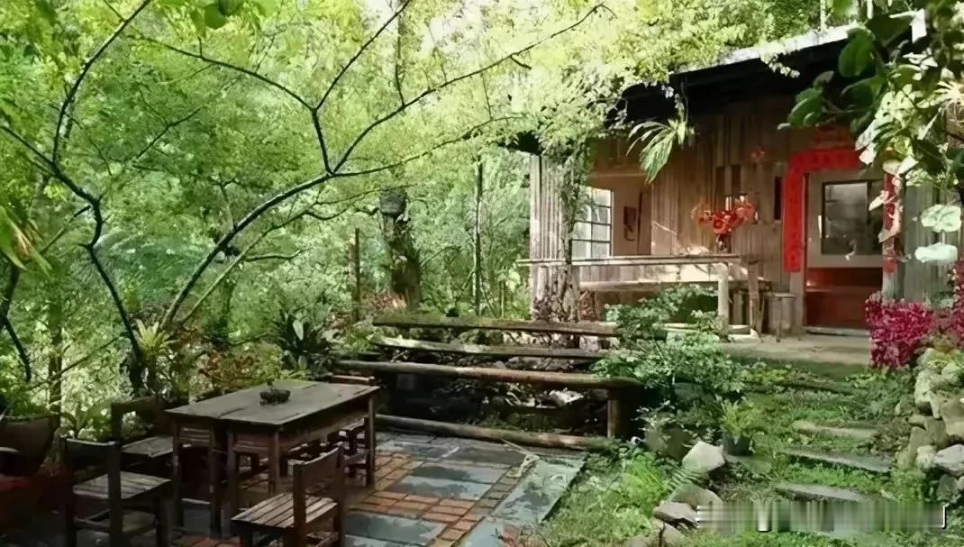 七律.清雅闲居
笑看尘世守心真，名利皆抛远俗身。
鸟若知音堪寄兴，树虽无语也怜人