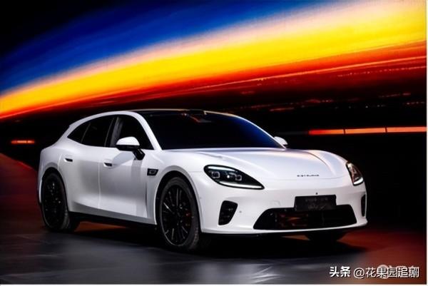 一、品牌与车型背景
 
启境是广汽+华为乾崑联合打造的年轻高端智能汽车品牌，首款