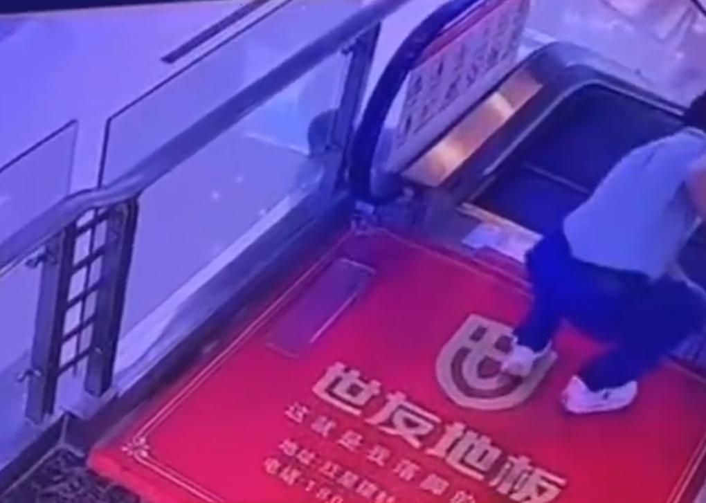 你敢想象吗？短短几秒钟，一个孩子的性命就悬在半空，差一点就是无法挽回的悲剧。
 