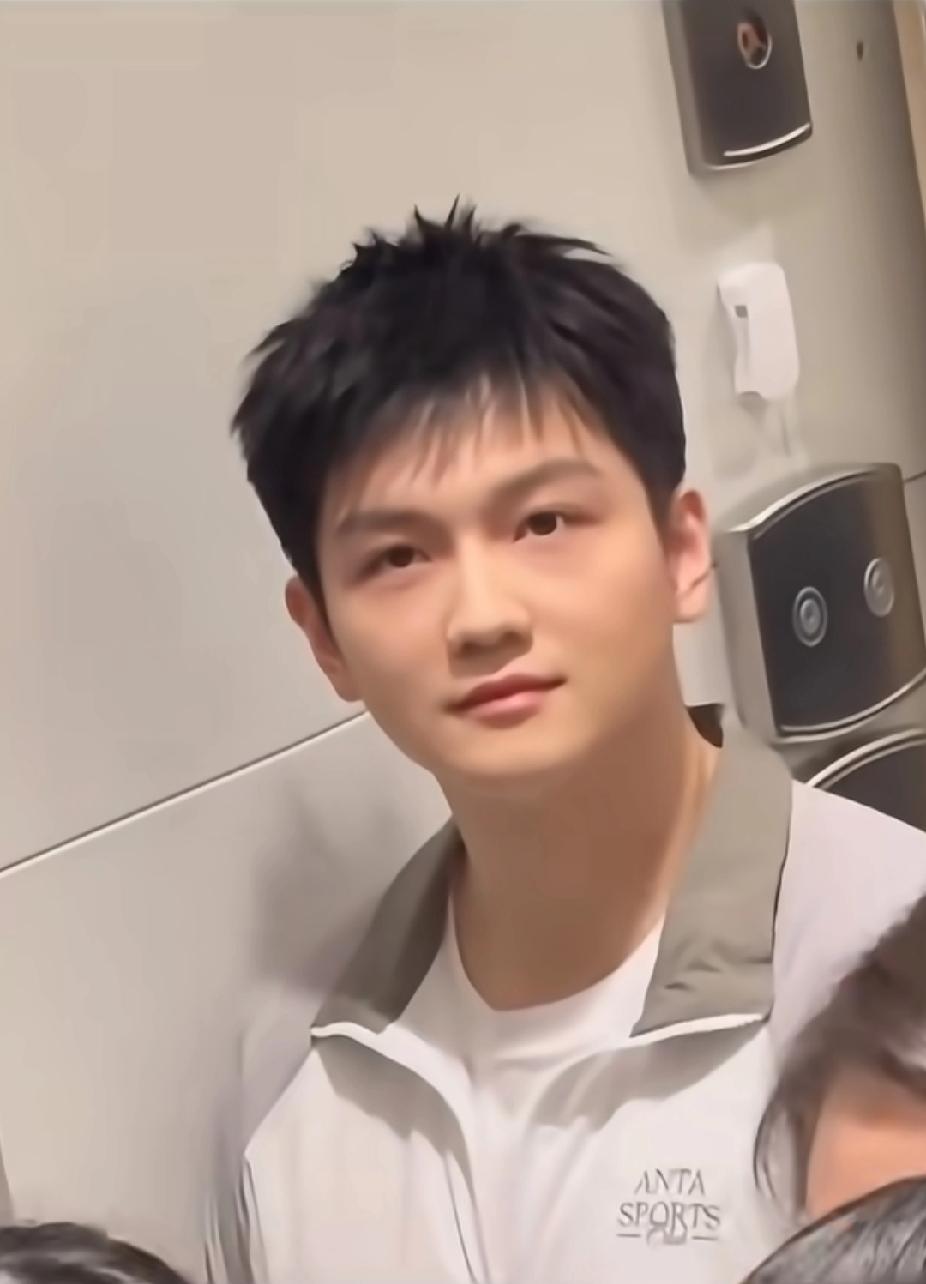 电梯偶遇樊振东，这是什么神仙运气✨
 
刷到这张图真的酸了！
等电梯都能偶遇樊振