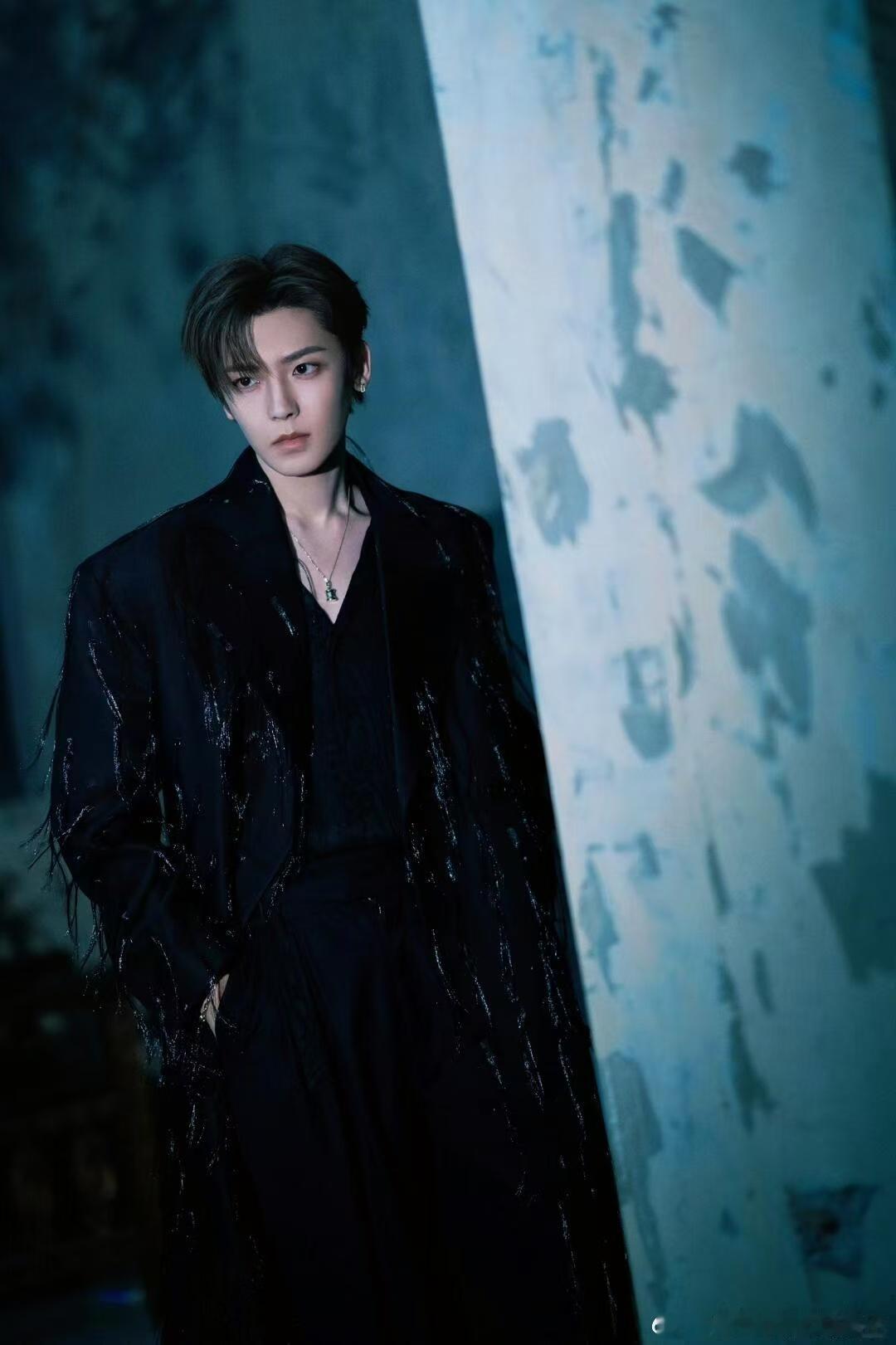 侯明昊黑色流苏大衣 侯明昊身穿黑色流苏大衣现身微博视界大会，简直就像是现代版的纪