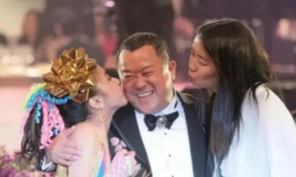 2006年，谭咏麟挖苦曾志伟：“恭喜你啊，嫁女荣升岳父。”曾志伟大怒：“你怎么还