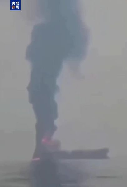 【一油轮试图通过霍尔木兹海峡被击中】当地时间3月1日，一艘试图通过霍尔木兹海峡的