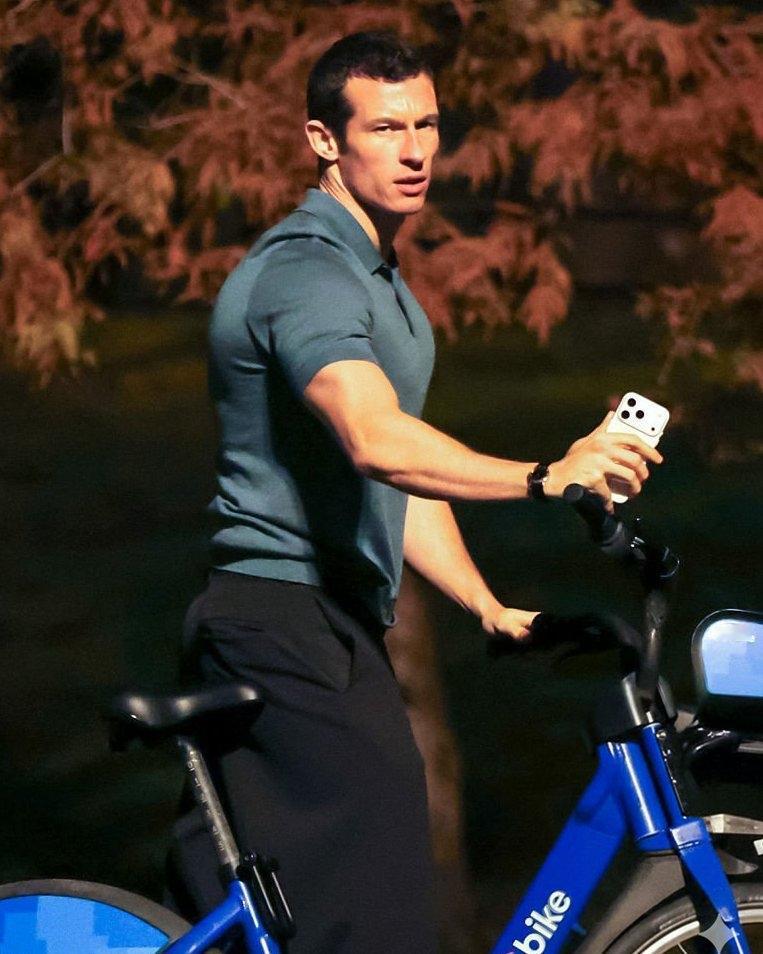 Callum Turner（卡勒姆·特纳）最近曝光的新照片简直让人疯狂尖叫！瞧瞧