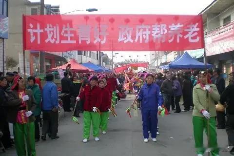 一定要对独生子女家庭经济补贴力度再提高
          上世纪计划生育实施阶