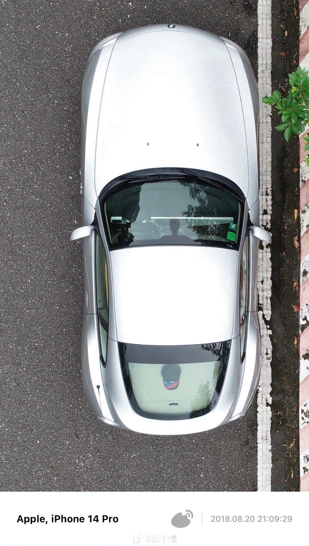 E86的美通常表现在侧面和尾部，当年的烈焰曲面设计圈粉无数，但今天我们来看看TA