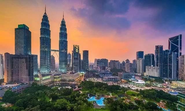 总有人说马来西亚华人、马来人、印度人各过各的，语言不通玩不到一块，可这档节目直接