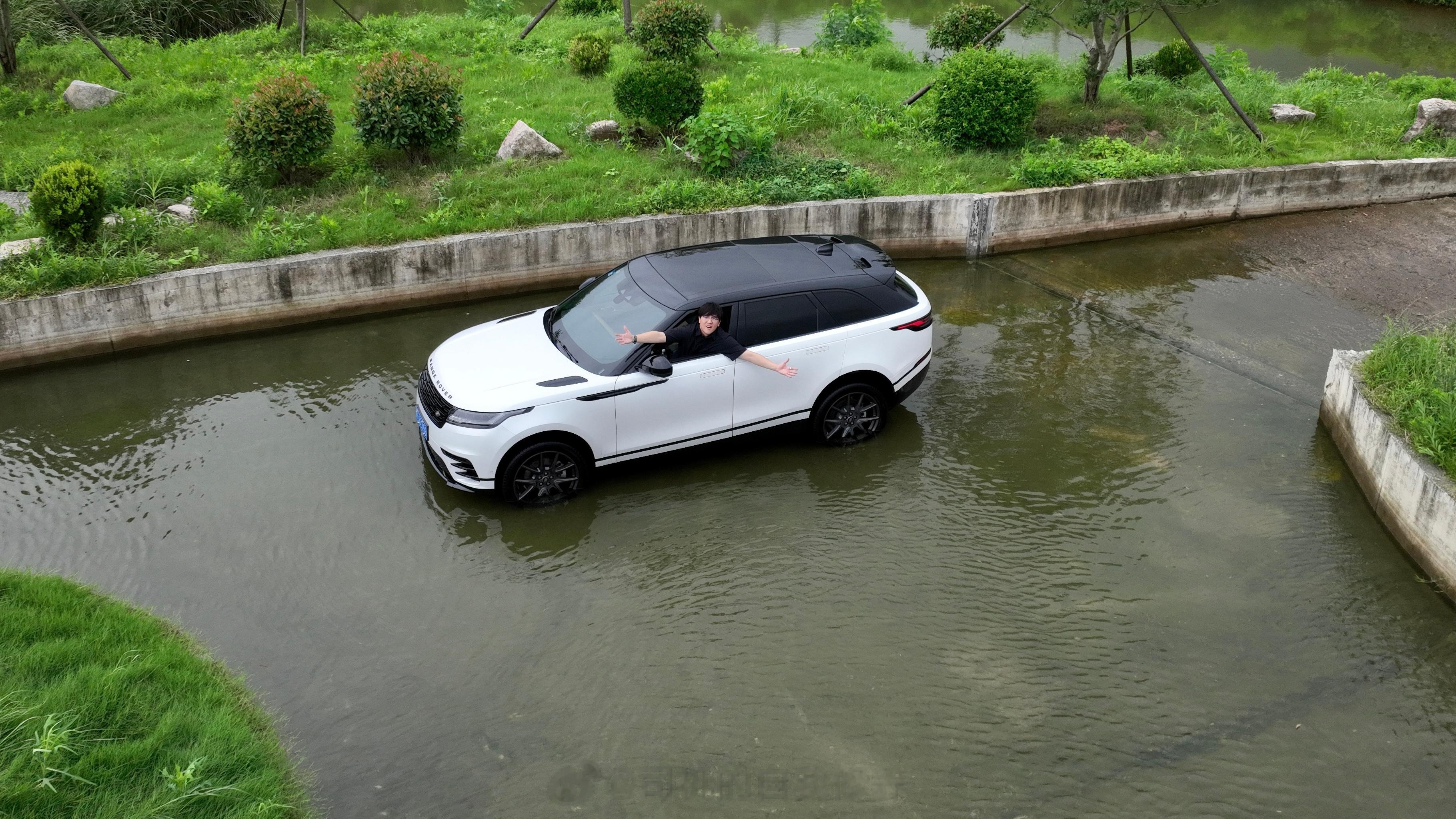 最近几周台风给全国各地都带来了暴雨灾害天气。那选什么车能顺利摆脱城市大面积积水的