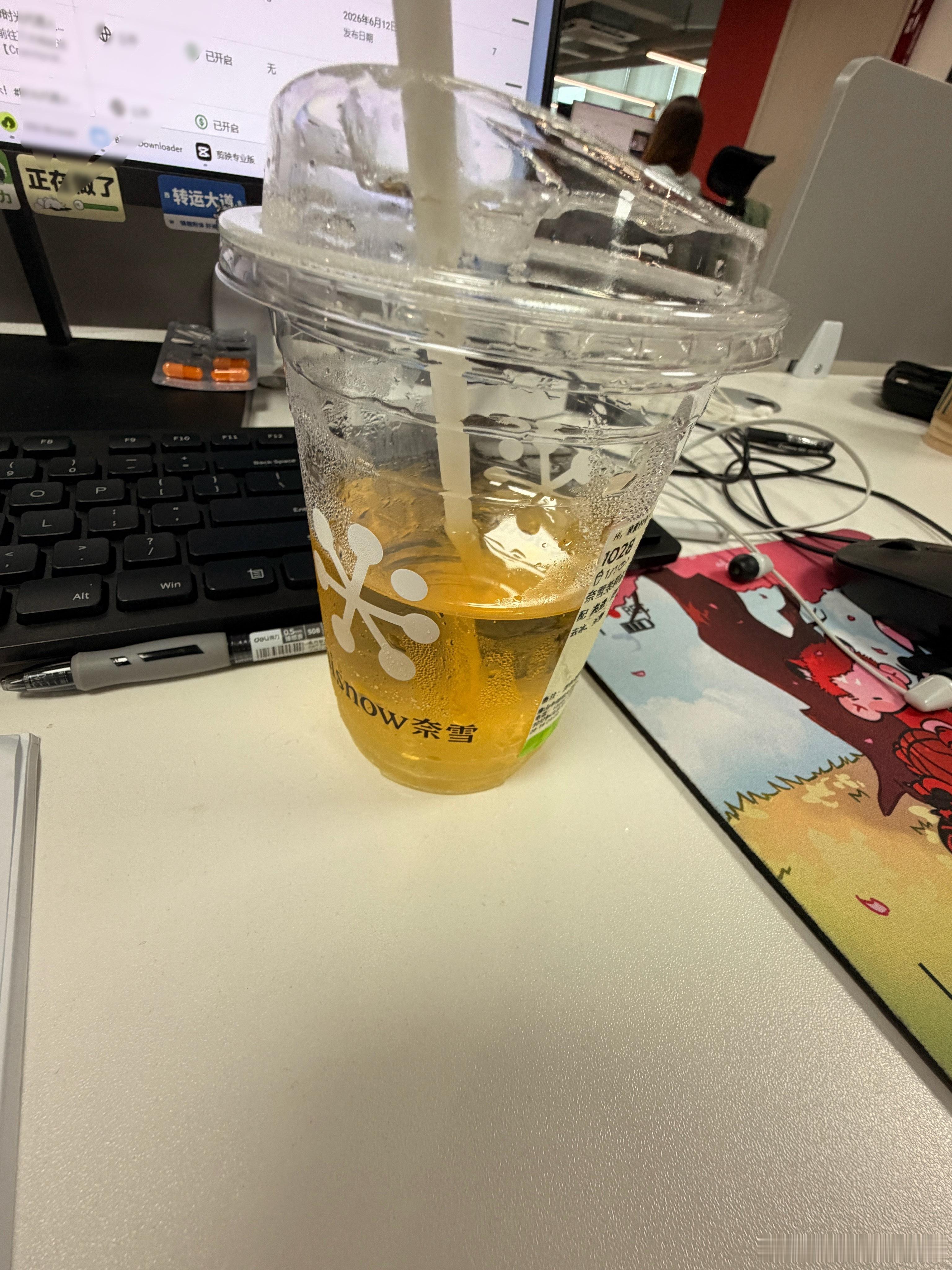现在到九月都会变成实习博主只能在这里发牢骚了。买了个奈雪的早餐看起来像谁鸟这里了
