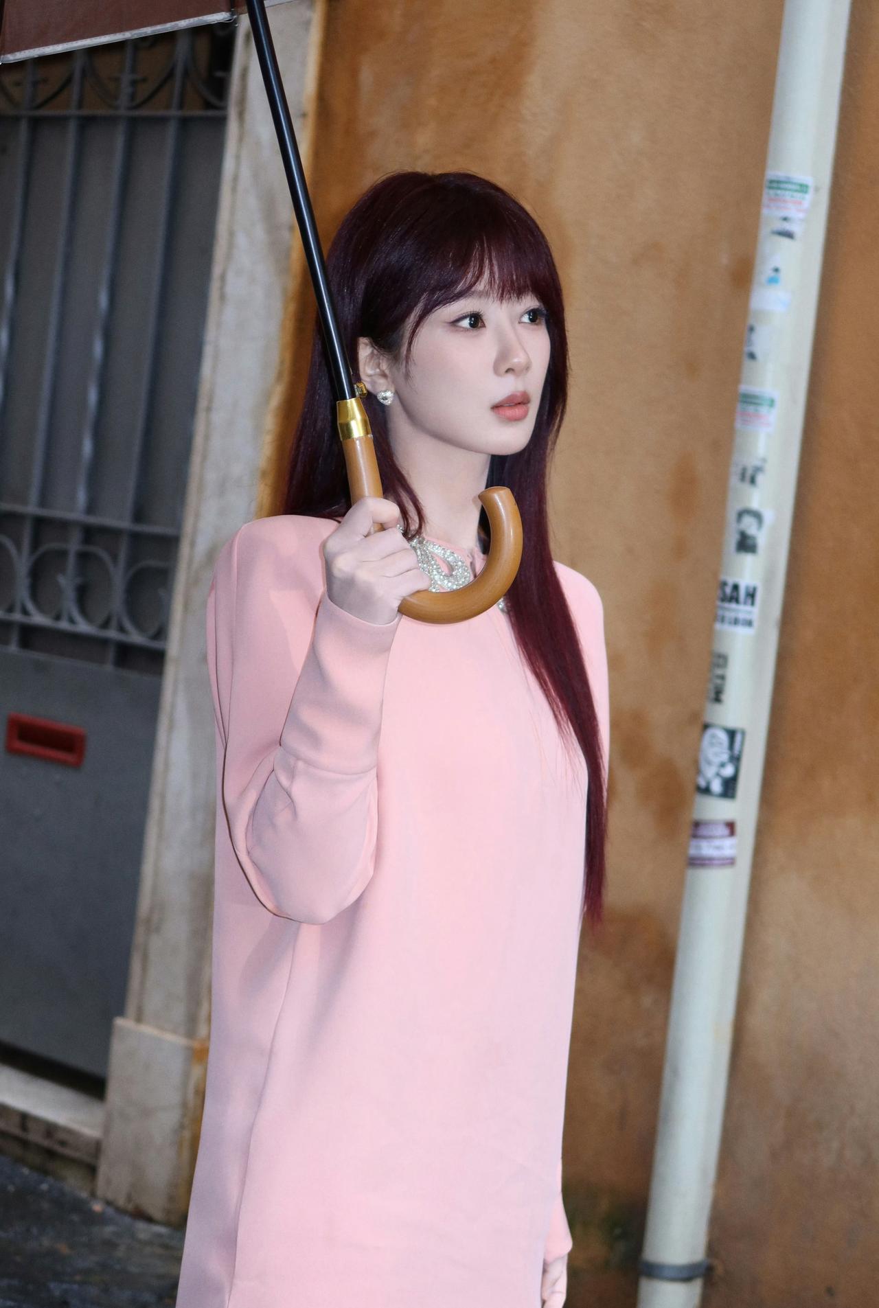 杨紫 ︴「罗马时装周」🩷🩷
•
杨紫杨紫超话杨紫不染发是因为大家喜欢黑色杨紫