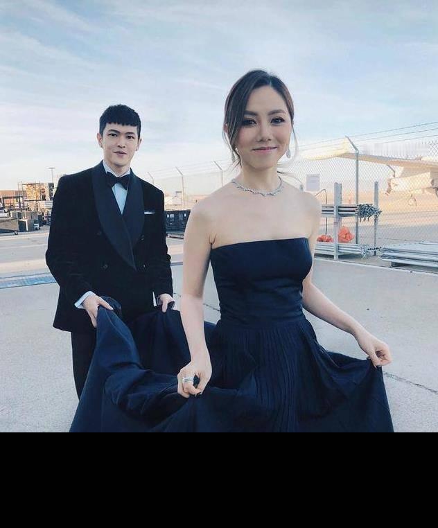 近水楼台先得月，
邓紫棋和造型师Mark低调结婚，
以前还有古巨基和女助理结婚。