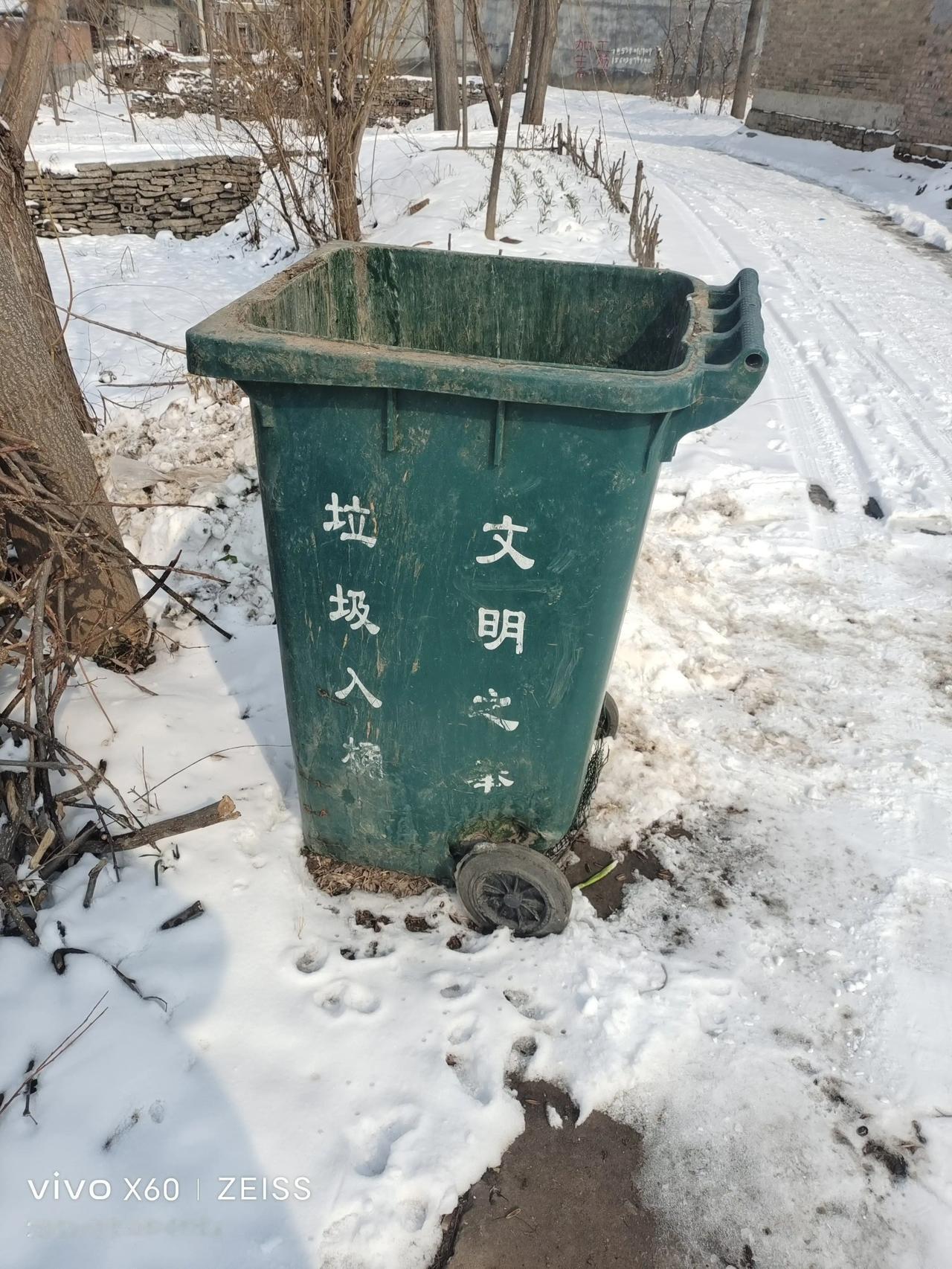 好奇葩的规矩啊！#奇葩规矩# 
昨天晚上收拾完屋里的卫生，我顺手把两袋垃圾拿出去