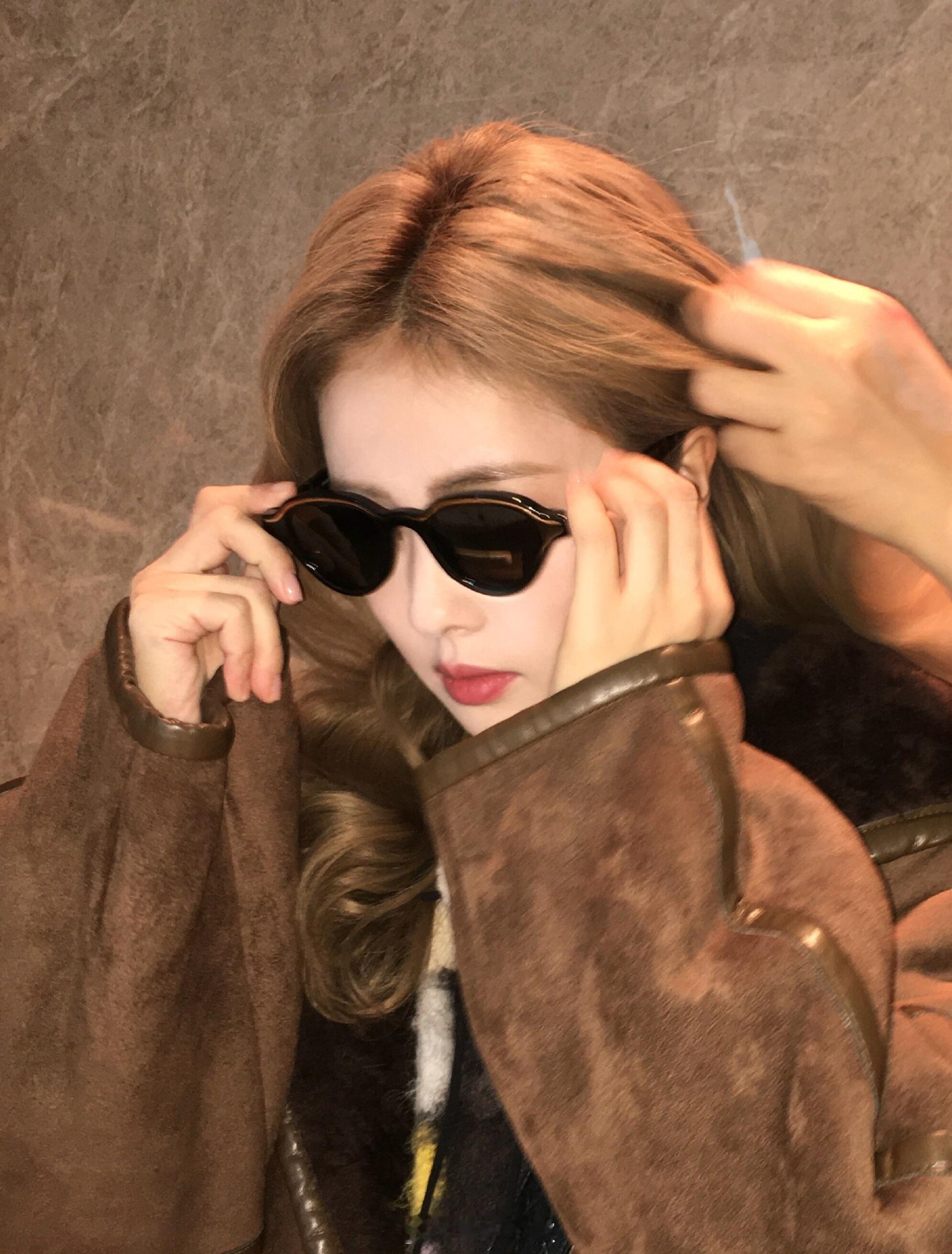 白鹿路人视角下像个洋娃娃路人拍白鹿好清晰的美貌 什么叫“生图杀手”？这就是。路人