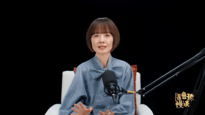 蔡磊用眼控仪和鲁豫对谈 世界渐冻人日遇上父亲节，蔡磊以眼控仪缓慢表达，病痛缠身依