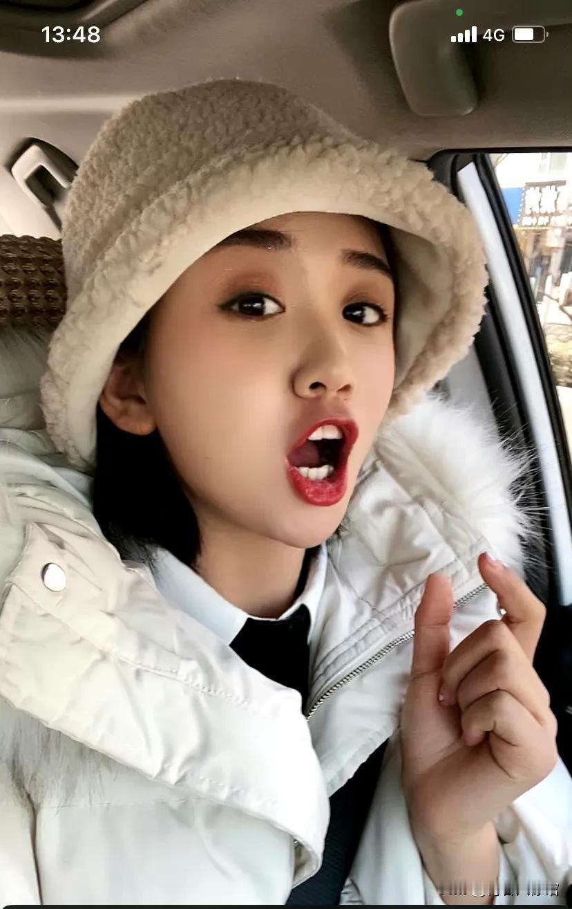 因为她知道了不能骑自行车横穿人行道～气质的女生有什么特点女性气质 气质型女生 女
