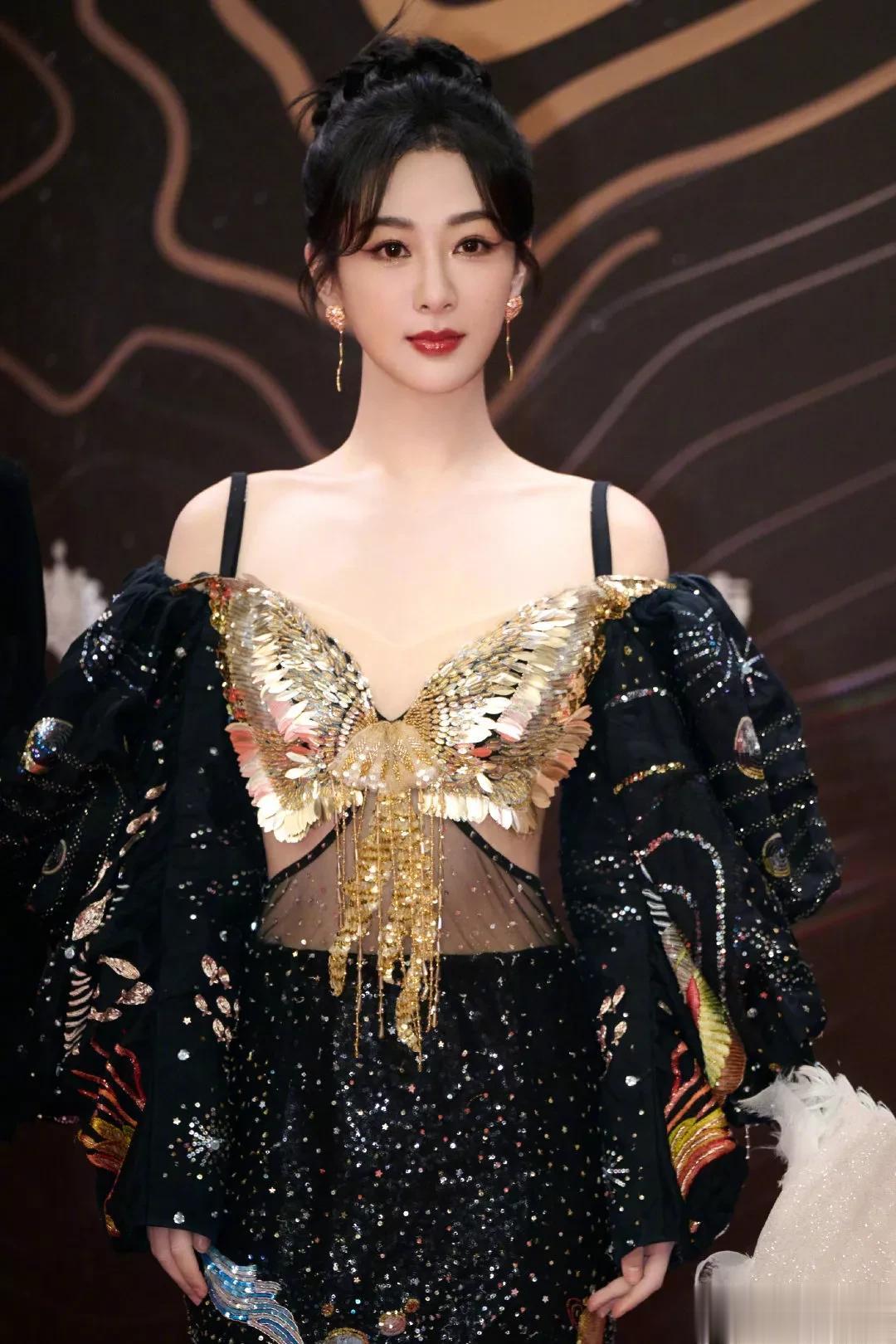 杨紫越来越精致、漂亮、美艳是真的，但是她的脸同时，也越来越有硅胶芭比娃娃的既视感