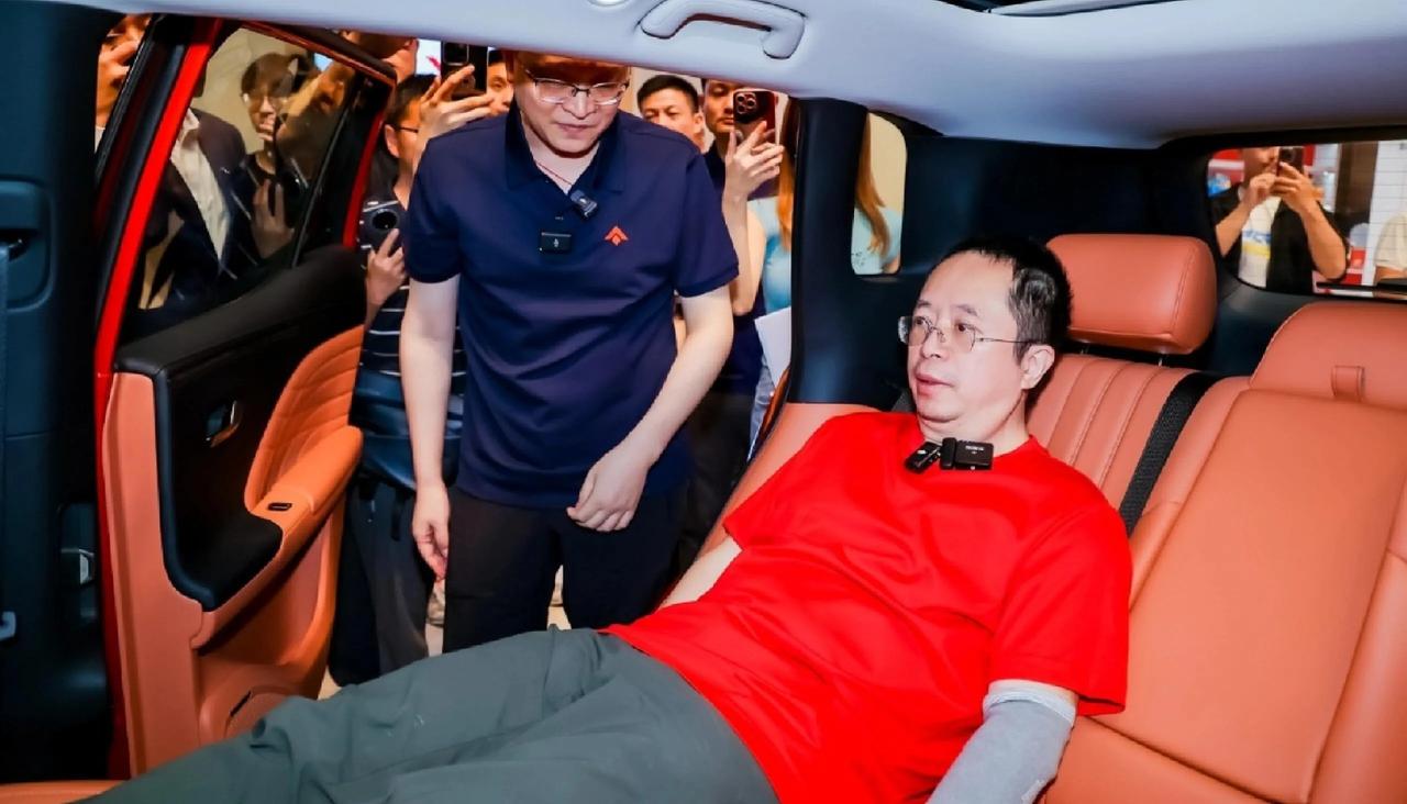 这该死的仪式感，真羡慕！

估计周鸿祎被昊铂的鸥翼门夹了一下，被夹服了，居然买了