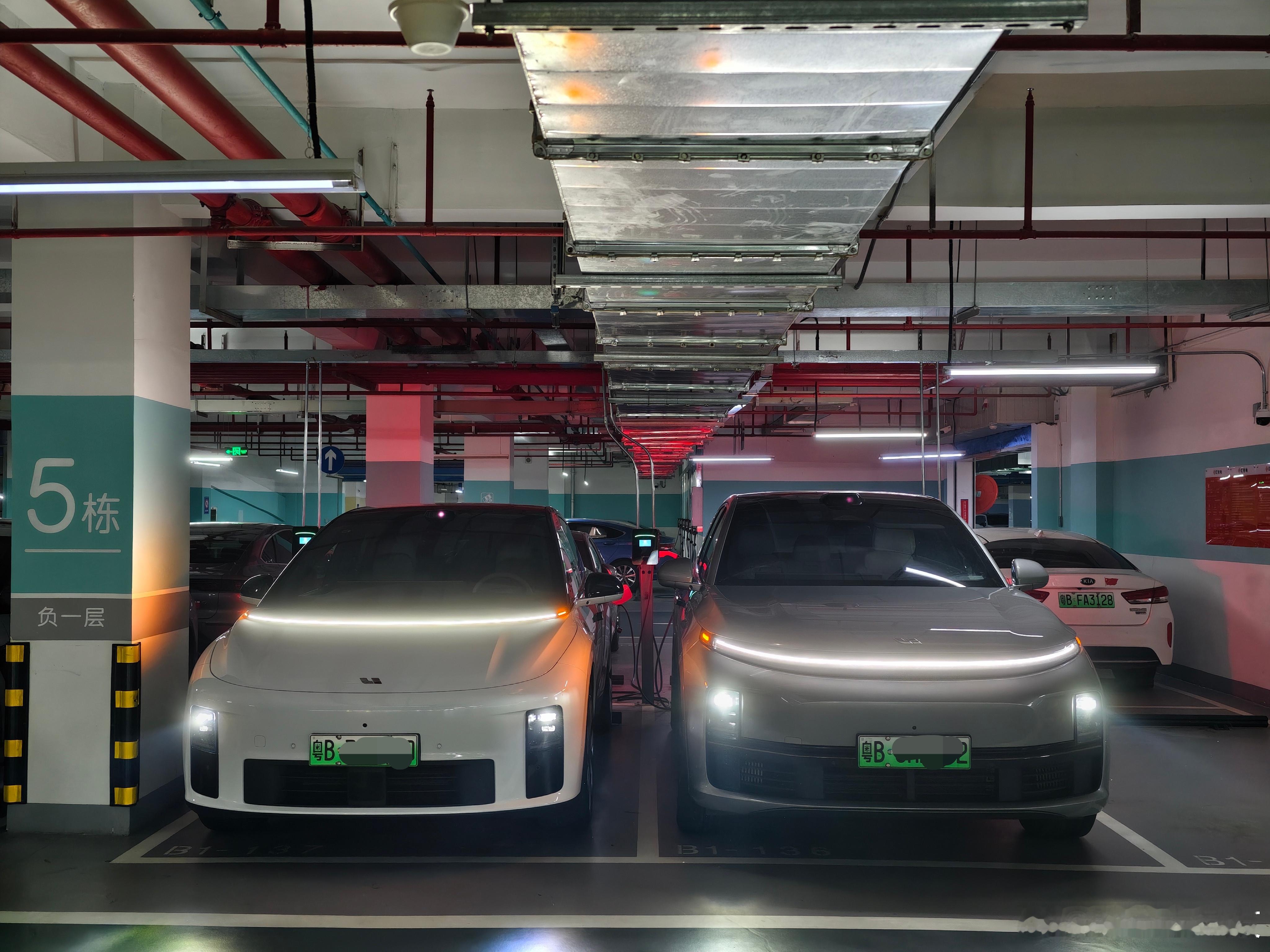 把小6和小7挨一起，要开始烦恼开哪辆出去好了！[doge]理想i6理想L7 ​​