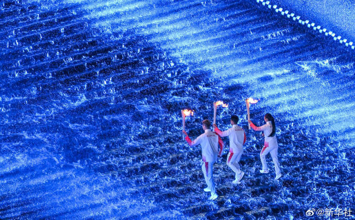 主火炬手蹚水传递火炬马琳全运会主火炬手 全运会开幕式主火炬手：马琳 陈若琳黄金宝