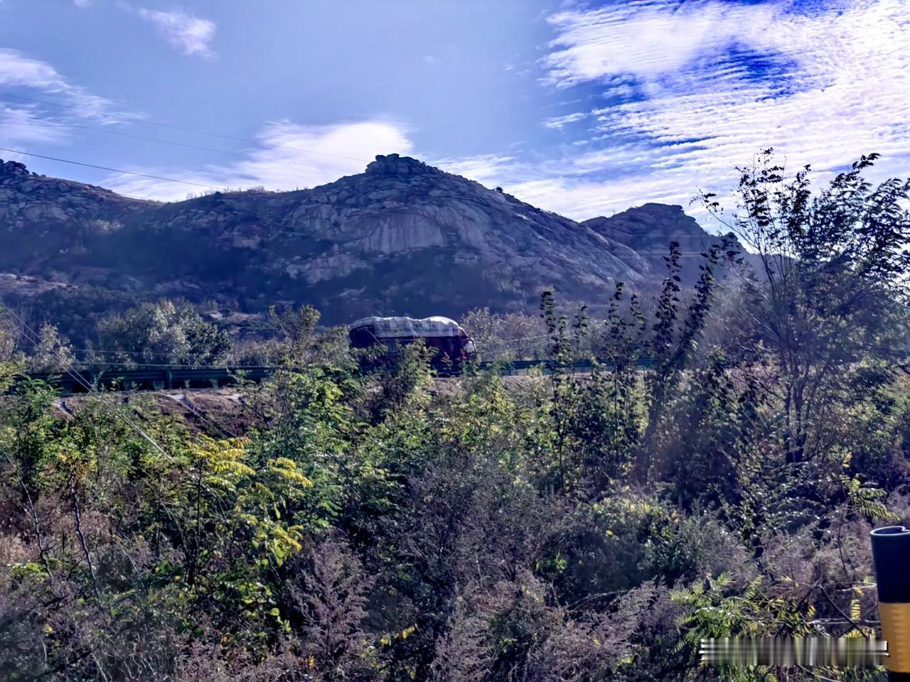 远山的呼唤

故乡是一脉远山，
沸腾着无边的思念，
不用万语千言，
涌动心潮万千