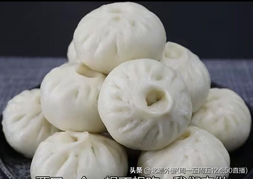为什么你的青菜馅包子蒸好以后总是发黄不翠绿？
青菜馅包子翠绿不变色的诀窍在哪里？