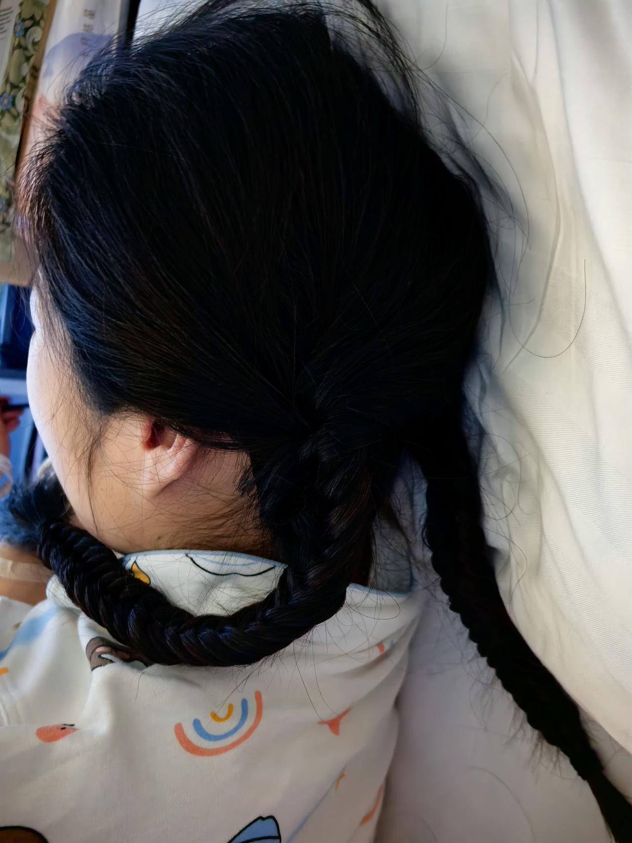 生产前，儿媳很纠结，不剪短头发吧，怕坐月子头发纠缠在一起，不容易梳通。剪短吧，一