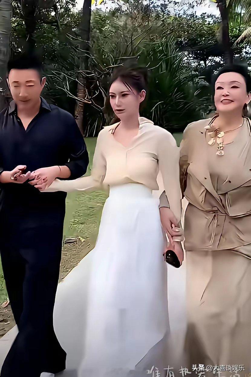 张兰突然删掉了昨天和儿子聚会的照片。看样子汪小菲是又训他妈了，他和马筱梅秀恩爱、