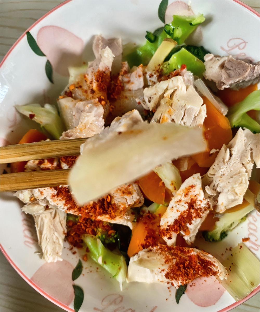 老伯解物｜毛发的本质竟然是蛋白质
刚切一块煮熟的五花肉，发现上边有一根残留的猪毛