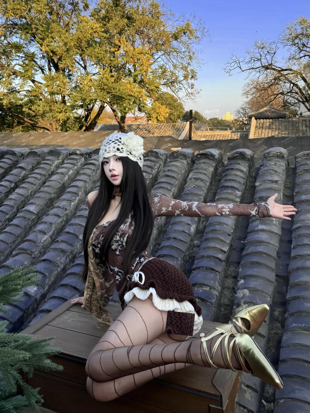 秋日古风少女，黑发红唇，裙摆飘逸，静坐屋顶，岁月静好。