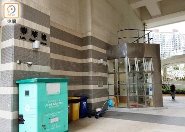 今日（12 日）11 时 27 分，
香港九龙湾启晴邨保安员报案，称乐晴楼一单位