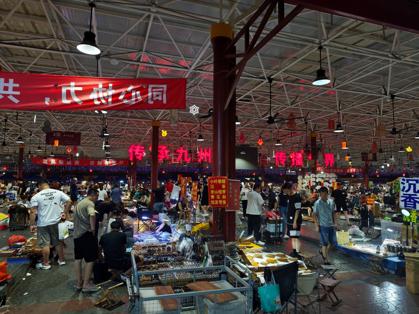 北京也是有夜生活的住潘家园这附近也10年了，头一次进来 北京·潘家园旧货市场