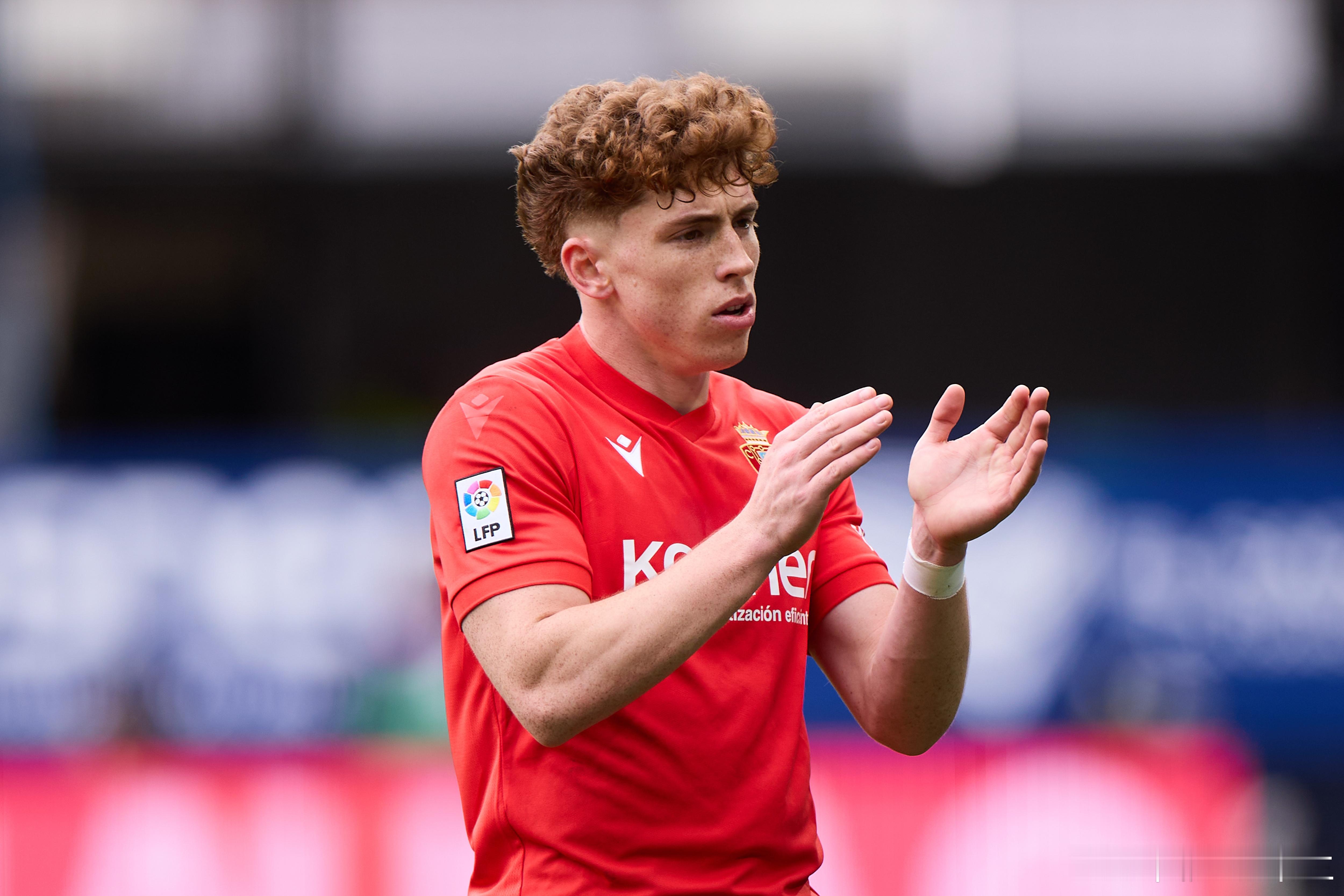 04月22日讯 TA的消息，奥萨苏纳的边锋穆尼奥斯正受到皇马和巴萨的密切关注。据