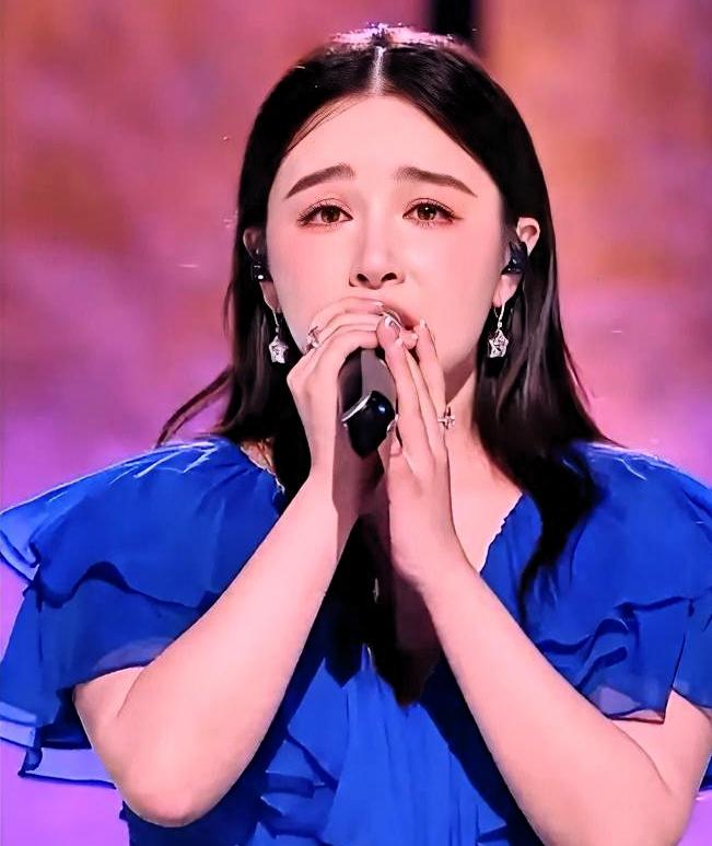 阚清子唱哭了，倪萍让她重来。她拒绝了，网友却说“太较真”。我只想说：你们懂个屁。