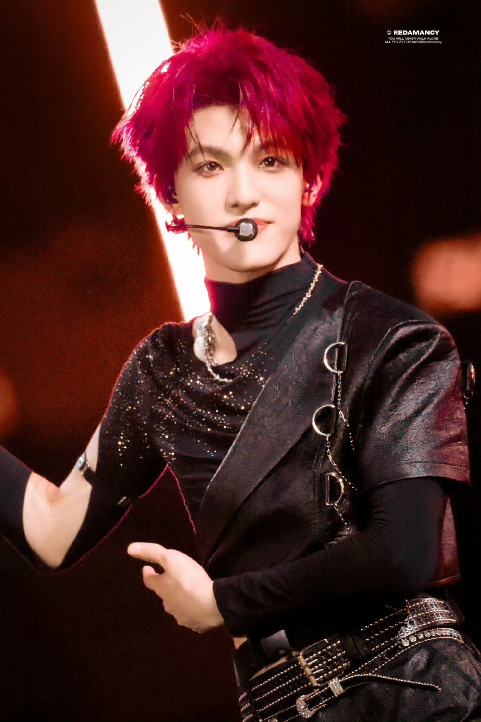 张泽禹别回头别停留变装 张泽禹染回黑发前的珍贵影像 染浅发时的变装舞台真的封神！