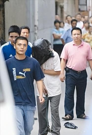 荒唐至极！广东佛山，男子带着老婆进行不法交易，与嫖客在草地上进行10多分钟后，对