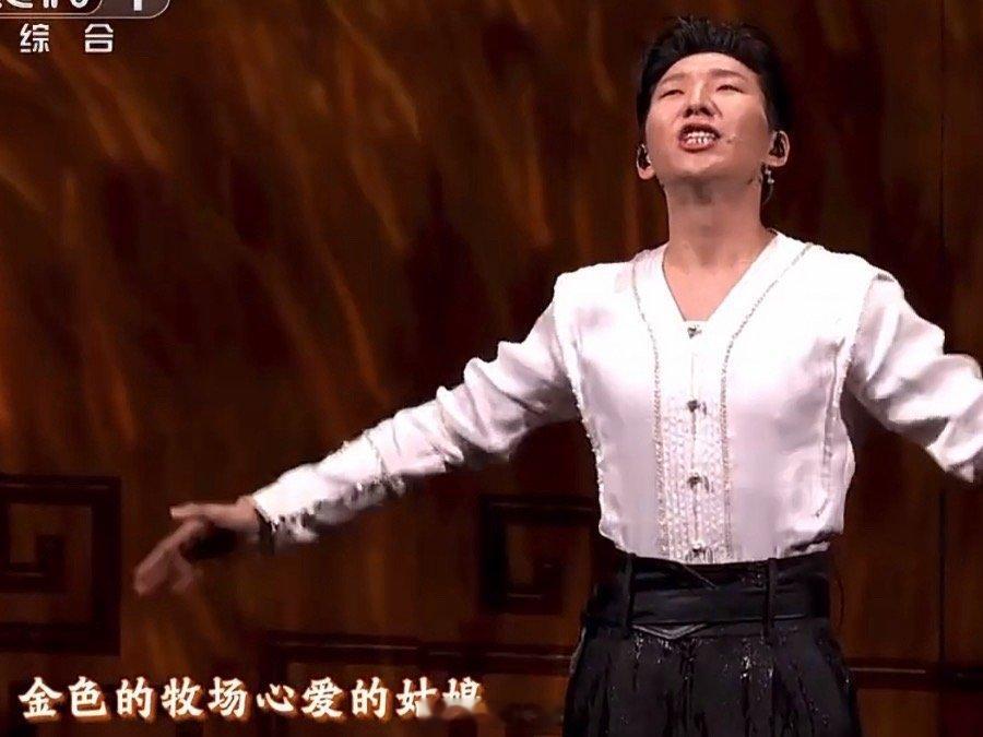 唱歌的阿如那面相都变了 哈哈哈哈哈没想到，能在春晚的舞台上，看阿如那唱歌了，沉浸