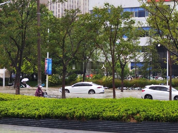 超8000人投入广西抗洪    去年8月7日左右，本地西郊暴雨，我开车在路上，被