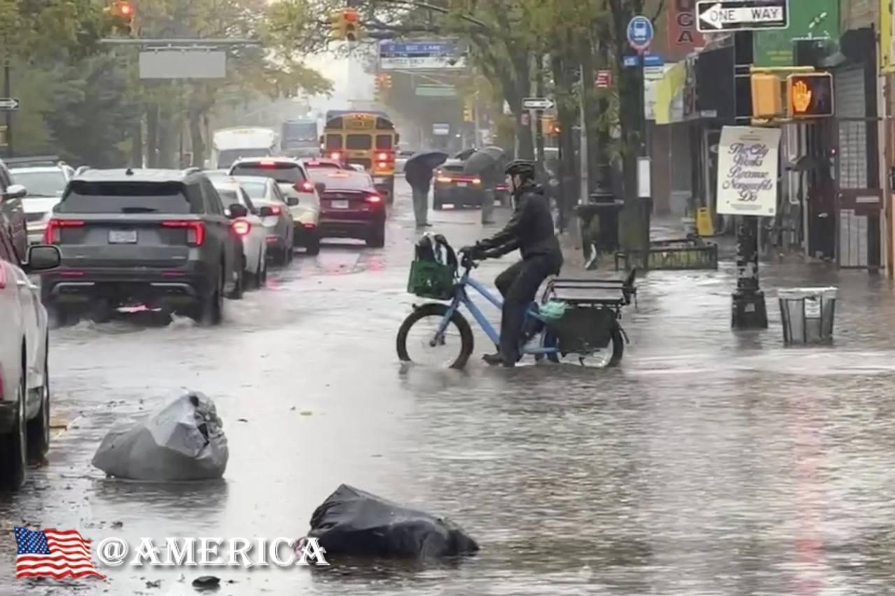 纽约市暴雨引发街道被淹

创纪录的降雨导致纽约市街道和地铁站发生严重洪灾，中央公