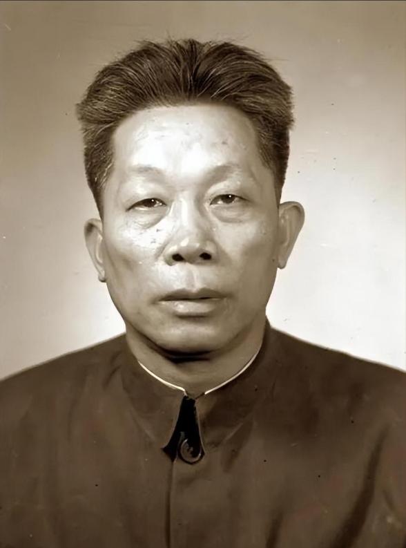 1937年的琼崖，冯白驹和妻子曾惠予被抓了，关在琼山县的一个小监狱里。

牢房里