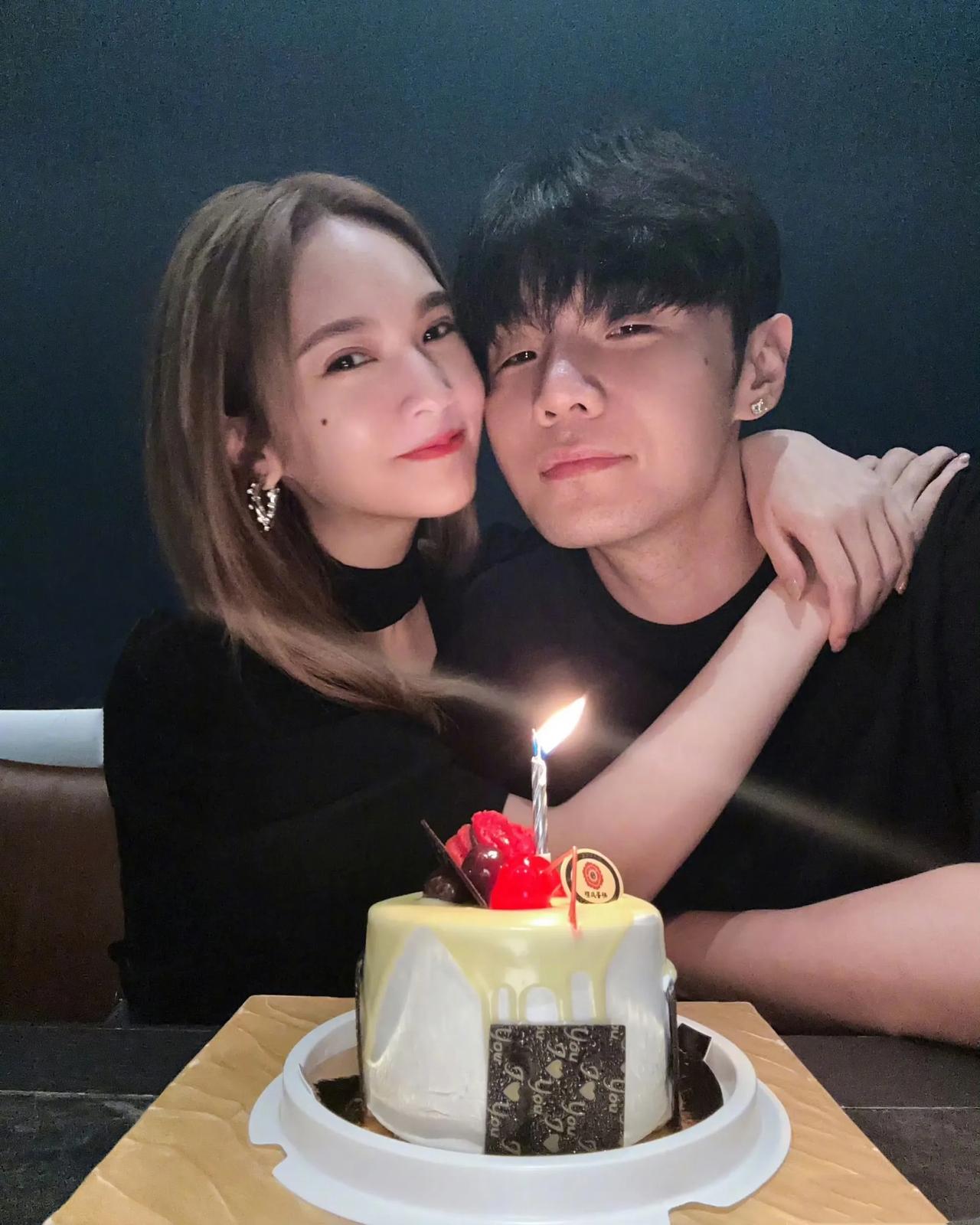 杨丞琳11年零点庆生李荣浩！一句“我们”甜炸网友：娱乐圈清流！
都说娱乐圈爱情像