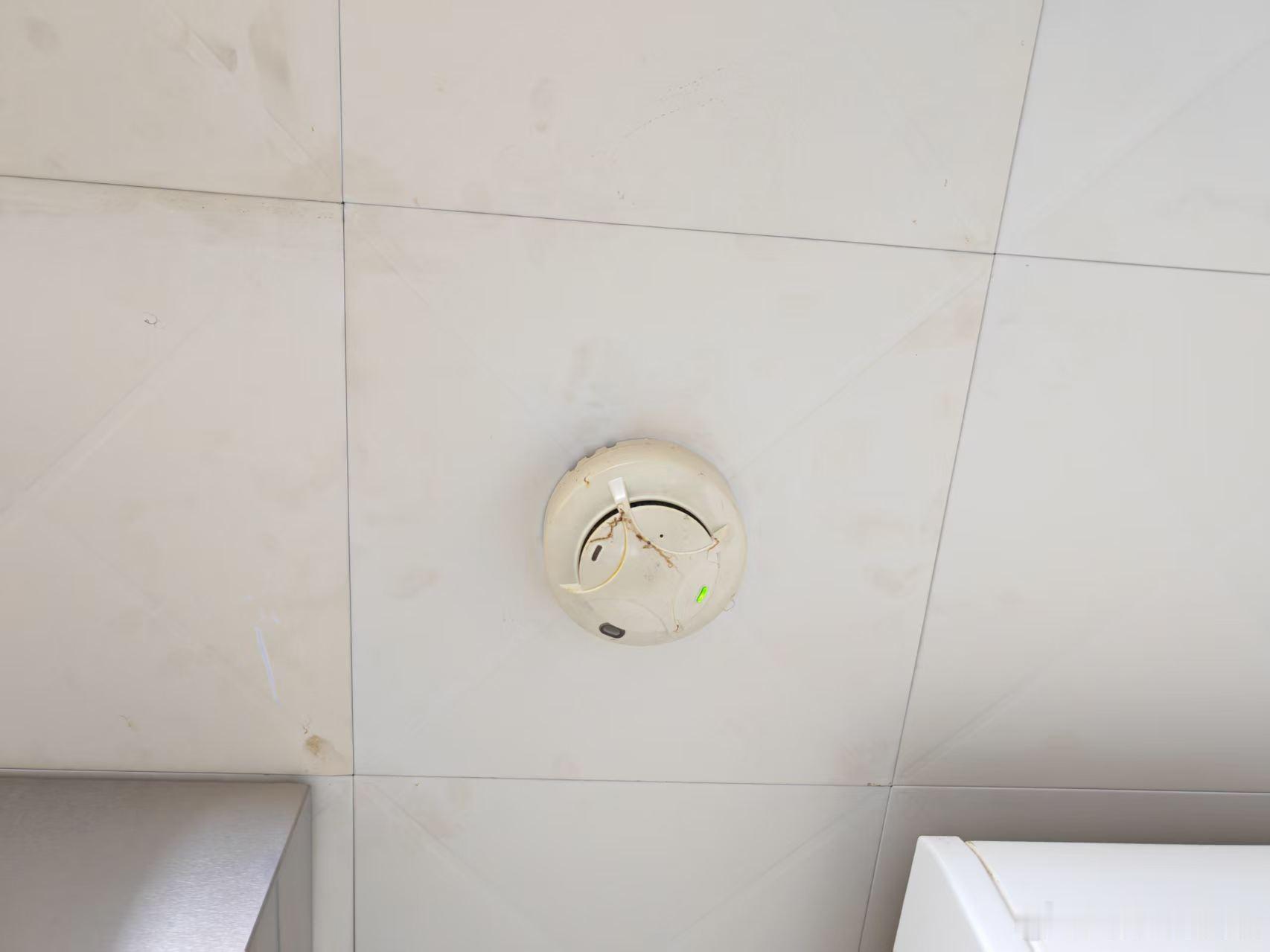 厨房的烟雾报警器突然响个不停。我检查了下厨房，什么问题都没有，初步判断是误报。江