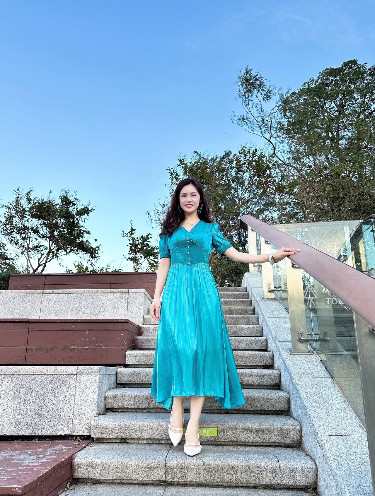 初闻不知曲中意，再听已是曲中人蓝裙漫步 蓝长裙