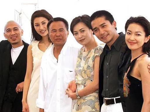 年轻时的梁朝伟浓眉大眼，眼睛深邃而炯炯有神，长得俊朗非凡帅气十足！

这张照片里