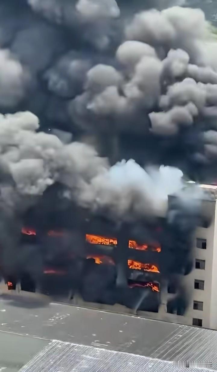 任何战争一旦扩散或程度加深，都会波及居民居住区。俄乌战争初期，俄乌双方对居民区的