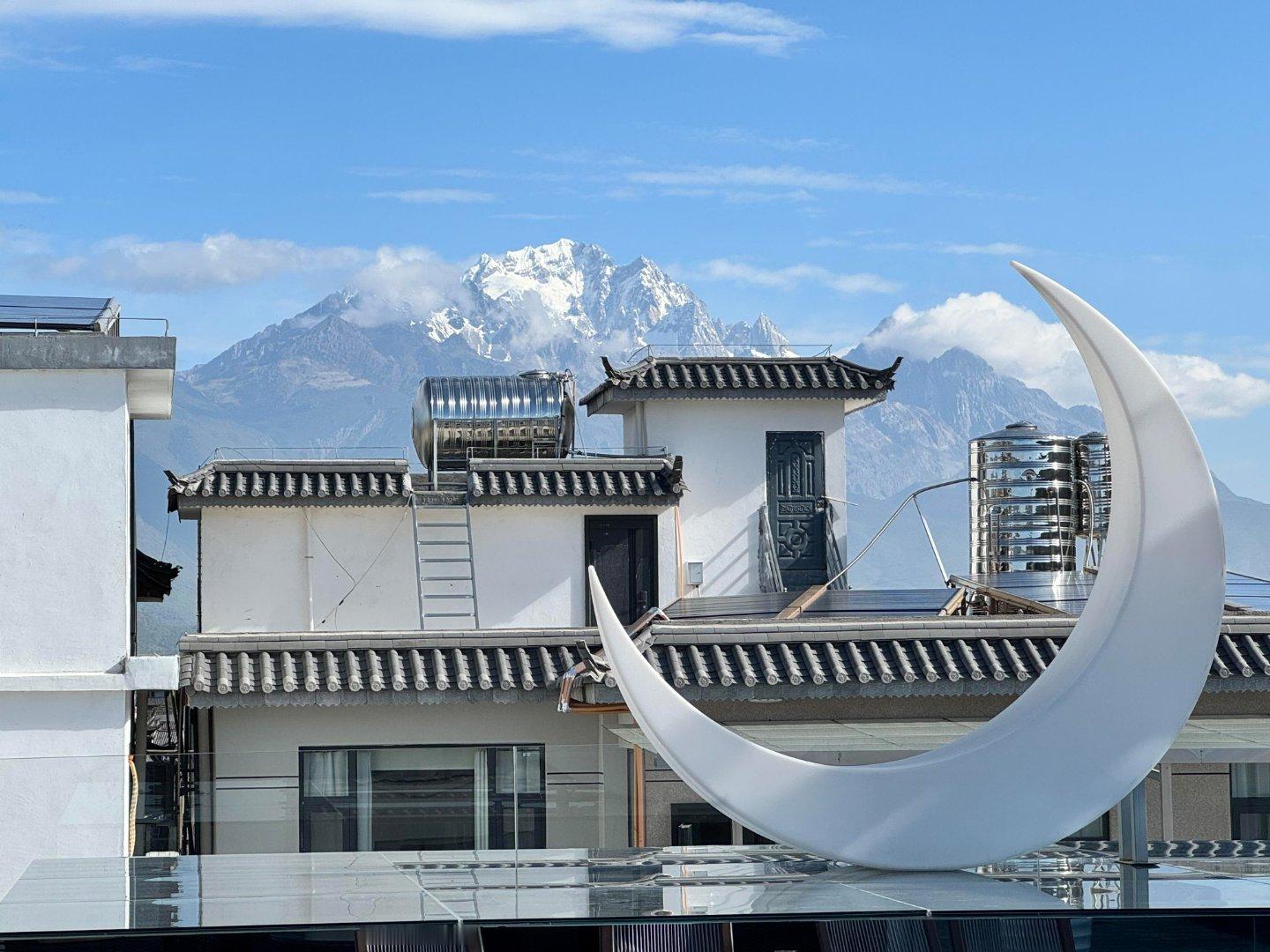 观雪山逛古城慢生活风遇丽江，心归闲静穿行古城古巷，品味清甜花香 