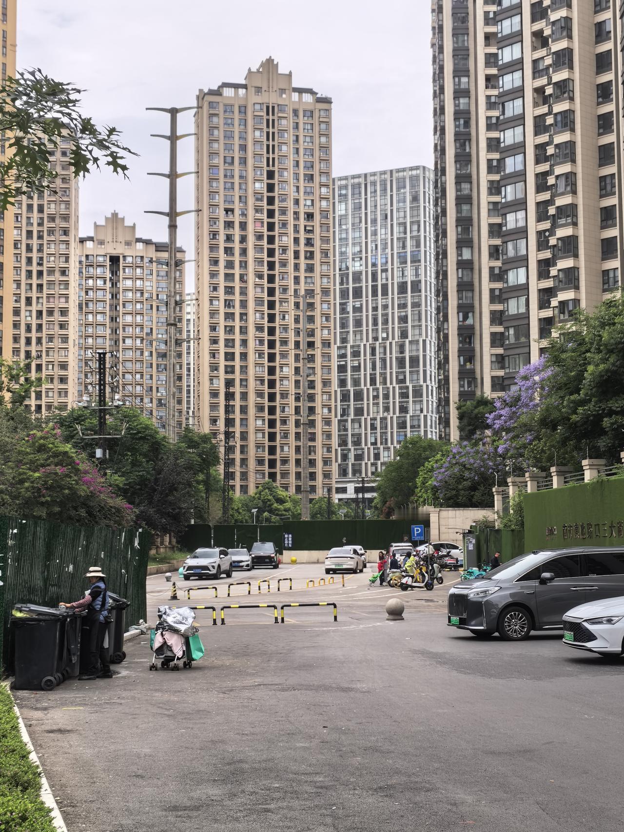 绿地的盛高大城与金地九越的这条道路怎么多年了还是封着的，别人都把小区建好了那么多