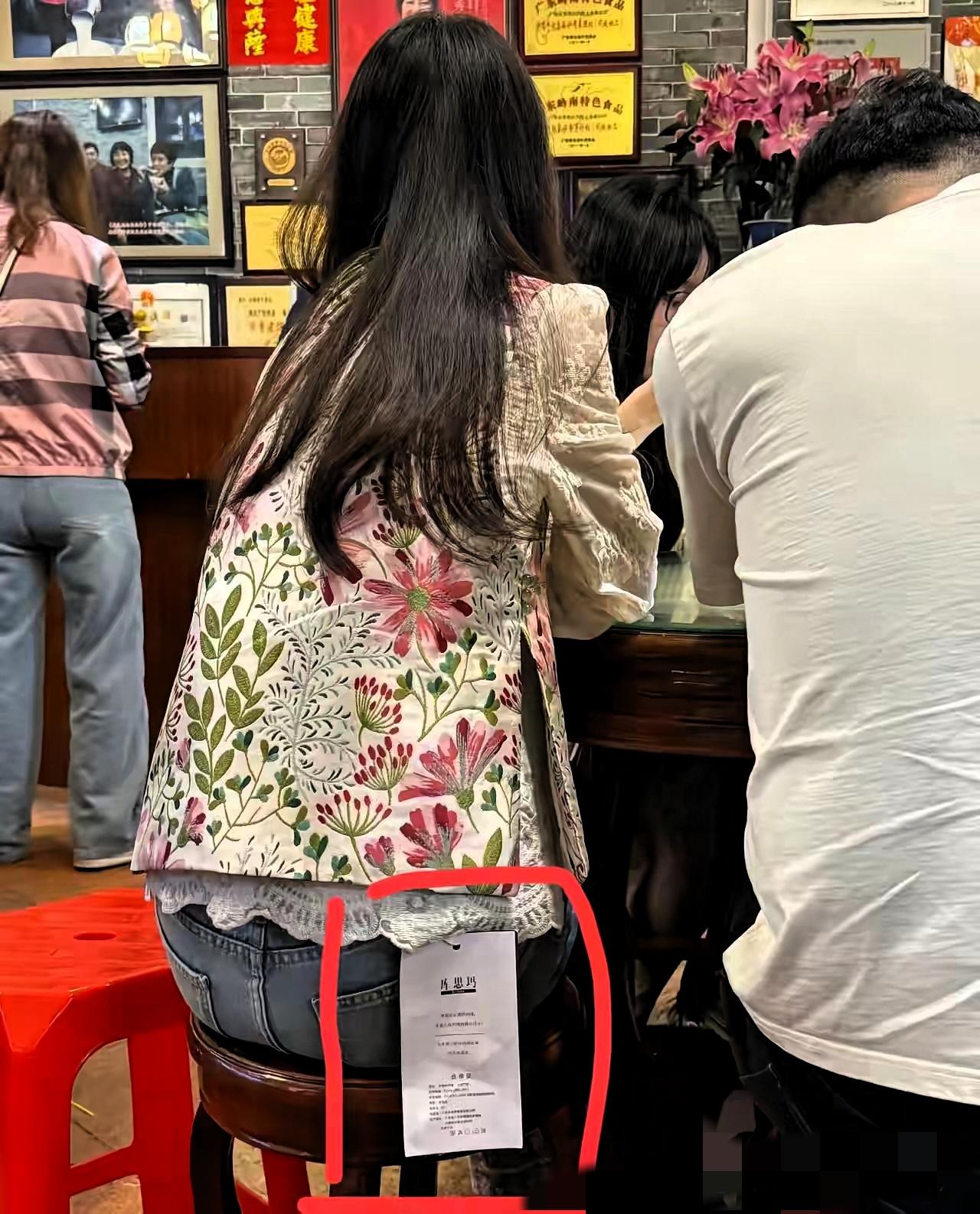 被“穿完就退”坑怕了？商家放大招：巴掌大吊牌挂显眼处，看你还咋穿出门拍照炫耀！